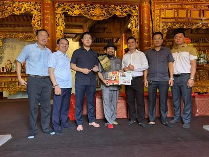 Doanh nhân Nguyễn Hoàng Sang và các thành viên trong đoàn tại Đài tưởng niệm 10 cô gái thanh niên xung phong Ngã ba Đồng Lộc - Ảnh: DN