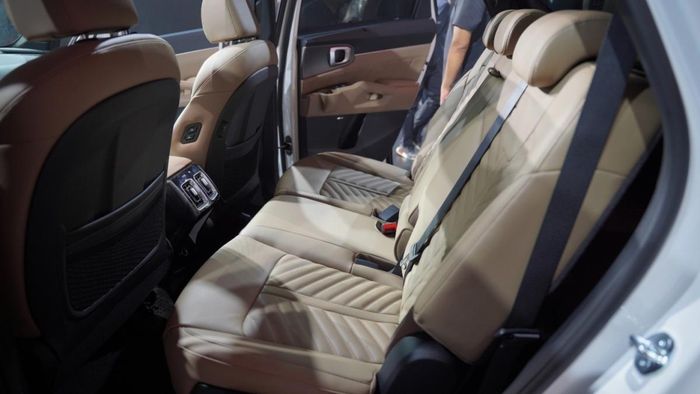 Thiết kế hàng ghế sau của Kia Sorento Hybrid 2026. Ảnh: Thành Nhạn