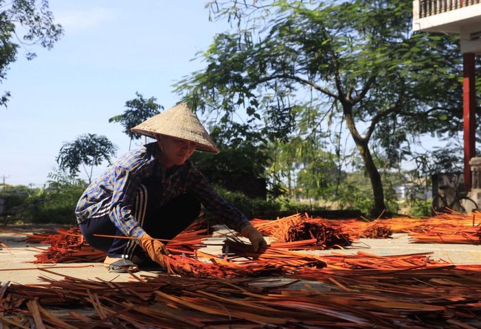 Ban đầu, người dân làm nghề chẻ cỏ tế ở Lưu Thượng chỉ sản xuất để phục vụ cho các địa phương và một số huyện lân cận. Nhưng khi nhu cầu ngày càng lớn và tiếng thơm về những sản phẩm ngày một lan xa thì nhiều hộ gia đình trong xã đã đẩy mạnh sản xuất và đưa ra nhiều hơn những mặt hàng với mẫu mã đẹp và sáng tạo.
