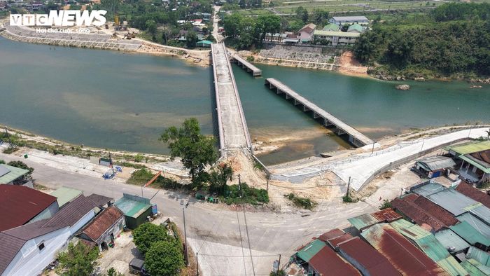 Ông Đinh Văn Dương, Giám đốc Ban Quản lý dự án khu vực Sơn Tây, chủ đầu tư dự án, cho biết nguyên nhân khiến công trình cầu Sơn Mùa “đắp chiếu” suốt thời gian dài được xác định do vướng quy hoạch chung của huyện Sơn Tây (cũ). Chủ đầu tư đã xin chủ trương điều chỉnh quy hoạch, đồng thời hoàn tất các thủ tục pháp lý cần thiết để tái khởi động dự án.