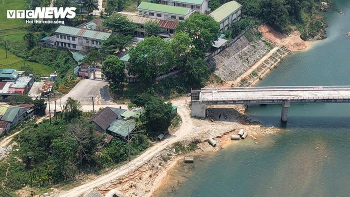 "Thực tế, hai bên cầu chỉ cách nhau khoảng 100m nhưng người dân vẫn phải đi vòng hàng cây số, gây bất tiện trong sinh hoạt lẫn sản xuất. Vì vậy bà con rất mong sớm hoàn thành phần đường dẫn để đưa công trình vào sử dụng" - một người dân địa phương chia sẻ.