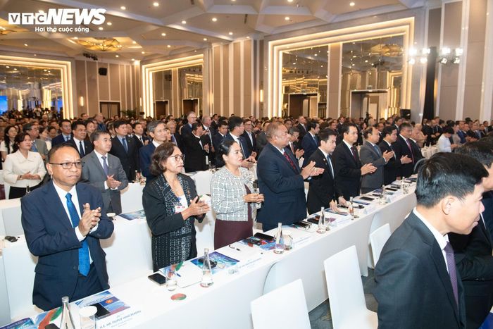 Trong lần thứ ba tổ chức, diễn đàn có chủ đề “Cùng định hình tương lai chung: Hòa bình, thịnh vượng, lấy người dân làm trung tâm”, với mong muốn thể hiện quyết tâm của các quốc gia ASEAN cùng hướng tới một tương lai phát triển bao trùm, bền vững, đặt người dân vào trung tâm của mọi tiến trình hợp tác, phát triển.