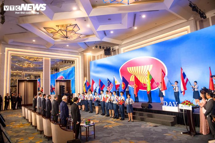 Diễn đàn Tương lai ASEAN năm nay kéo dài trong 2 ngày 9-10/6, với nội dung phong phú, đa dạng, bao trùm, bao gồm 20 hoạt động. Theo đó, có 5 phiên toàn thể tập trung vào những vấn đề đang được khu vực và thế giới quan tâm như tự cường và đoàn kết, ngăn ngừa xung đột, trí tuệ nhân tạo (AI), an ninh năng lượng và mô hình phát triển. Bên cạnh đó, trong khuôn khổ diễn đàn còn có nhiều hoạt động chuyên đề như tọa đàm giữa các chính đảng Đông Nam Á, Hội nghị lãnh đạo các thành phố ASEAN, tọa đàm bàn tròn về tiểu vùng Mekong, bàn tròn thanh niên Đông Nam Á và tọa đàm về quản trị trí tuệ nhân tạo.