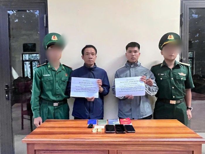 Hai kẻ vận chuyển vàng bị bắt. (Ảnh: B.P)