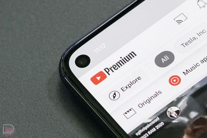 Người dùng mở ứng dụng YouTube trên điện thoại. (Nguồn: Droid)