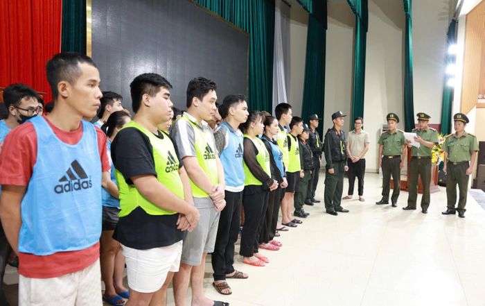 Những người trong đường dây tổ chức đánh bạc, đánh bạc hoạt động tại nước bạn Lào. (Ảnh: Minh Khôi - Công an tỉnh Quảng Trị)
