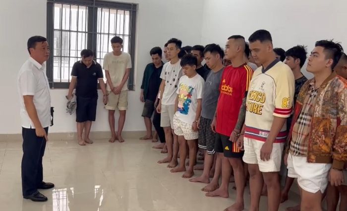 Đại tá Lê Văn Hóa – Phó giám đốc Công an tỉnh Quảng Trị trực tiếp chỉ đạo công tác phá án tại Lào. (Ảnh: Trần Tuấn - Công an tỉnh Quảng Trị)