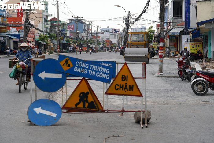 Tuy nhiên, trên toàn tuyến vẫn còn một số đoạn chưa thể thi công đồng bộ do vướng mặt bằng. Đáng chú ý, nhiều hạng mục hạ tầng kỹ thuật vẫn chưa được di dời, trong đó có hàng trăm trụ điện nằm giữa phần đường đã mở rộng.