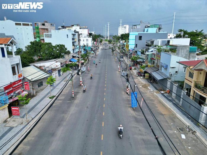 Theo ông Lâm, việc các trụ điện chưa được di dời gây khó khăn cho việc lưu thông. Một số người dân vẫn tận dụng khu vực quanh chân trụ điện để bỏ rác, khiến tuyến đường trở nên nhếch nhác dù nhiều đoạn đã được đầu tư khang trang.