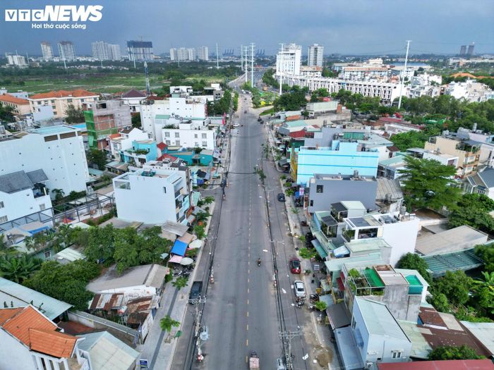 Dự án nâng cấp, mở rộng đường Nguyễn Thị Định được khởi công từ tháng 4/2025, dự kiến hoàn thành vào tháng 6/2026. Đây là một trong những công trình trọng điểm nhằm hoàn thiện mạng lưới giao thông khu vực phía Đông TP.HCM.