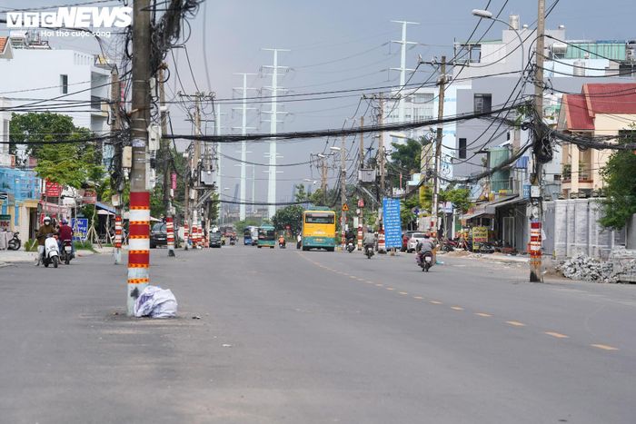 Ghi nhận của PV Báo Điện tử VTC News trong những ngày đầu tháng 6 cho thấy, sau hơn một năm thi công, tuyến đường dài gần 2 km đã bắt đầu lộ diện. Đoạn từ cầu Giồng Ông Tố đến nút giao Mỹ Thủy đã được mở rộng, thảm nhựa khang trang, tạo thuận lợi cho việc lưu thông của người dân.