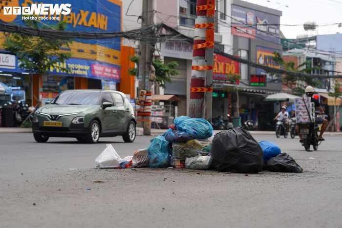 Ngoài ra, khu vực quanh các trụ điện còn xuất hiện tình trạng tập kết rác thải, làm ảnh hưởng đến cảnh quan đô thị và môi trường sống của người dân dọc tuyến đường.