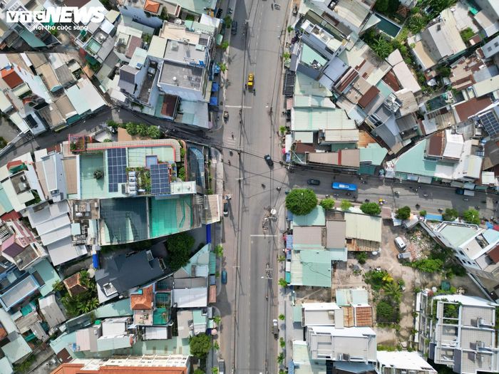 Liên quan đến tiến độ dự án, đại diện Ban Quản lý dự án đầu tư xây dựng khu vực Thủ Đức cho biết công trình hiện đạt hơn 70% khối lượng thi công. Các nhà thầu đang bám sát kế hoạch đề ra, song vẫn còn một số vướng mắc về công tác giải phóng mặt bằng khiến dự án chưa thể triển khai đồng loạt trên toàn tuyến.