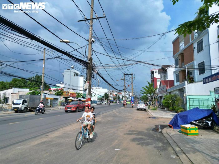 Không chỉ trụ điện, một số hạng mục như biển báo giao thông, đèn tín hiệu và điểm dừng xe buýt hiện cũng nằm giữa phần đường đã mở rộng.