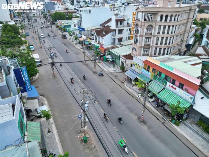Sau hơn một năm triển khai, dự án nâng cấp, mở rộng đường Nguyễn Thị Định - một trong những tuyến giao thông quan trọng kết nối khu vực cảng Cát Lái với các nút giao Mỹ Thủy, An Phú - đang từng bước thay đổi diện mạo. Tuy nhiên, việc chậm di dời hạ tầng kỹ thuật, đặc biệt là hàng trăm trụ điện nằm giữa tuyến đường mở rộng, vẫn là điểm nghẽn ảnh hưởng đến tiến độ dự án.
