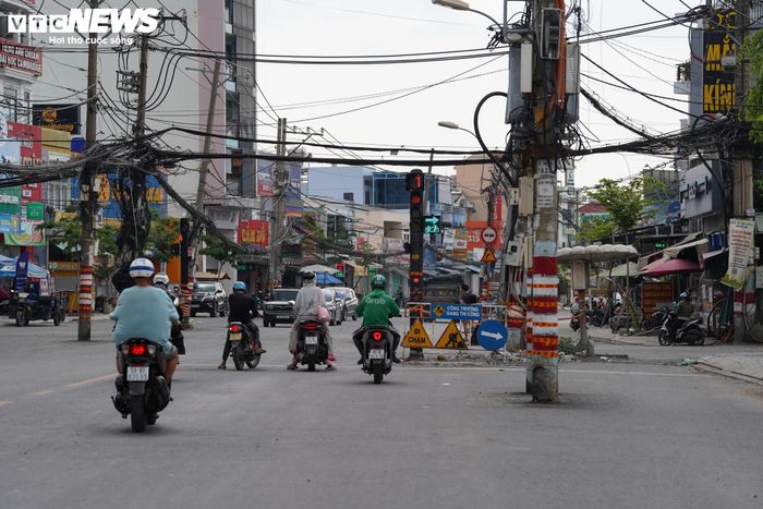 Theo quan sát, hiện còn khoảng 200 trụ điện chưa được di dời, gồm khoảng 150 trụ thuộc địa bàn phường Cát Lái và khoảng 50 trụ thuộc phường Bình Trưng. Các trụ điện nằm giữa mặt đường không chỉ gây mất mỹ quan đô thị mà còn tiềm ẩn nguy cơ mất an toàn giao thông.