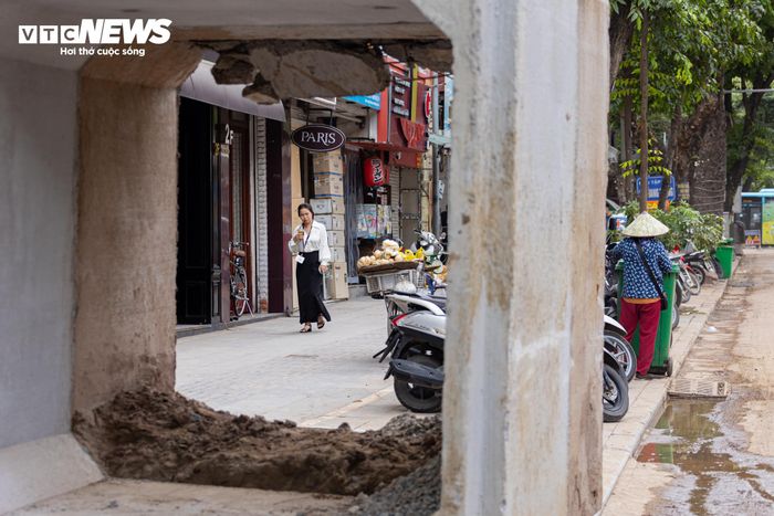 Theo Trung tâm Quản lý hạ tầng kỹ thuật TP Hà Nội, các dự án được phép thi công ban đêm từ 22h đến 5h nhằm hạn chế ảnh hưởng tới giao thông và sinh hoạt của người dân. Tuy nhiên, quá trình triển khai gặp nhiều trở ngại do hệ thống hạ tầng ngầm như điện, cấp nước, viễn thông phân bố dày đặc, mặt bằng thi công chật hẹp và thiếu vị trí tập kết vật tư.