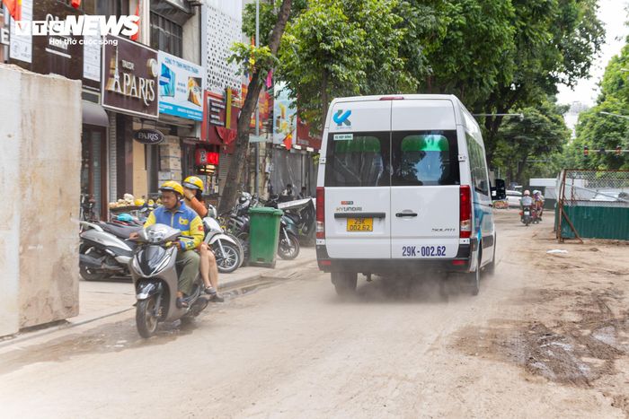 Ghi nhận thực tế cho thấy, trên phố Quang Trung vẫn còn một số đoạn đang được gấp rút thi công.