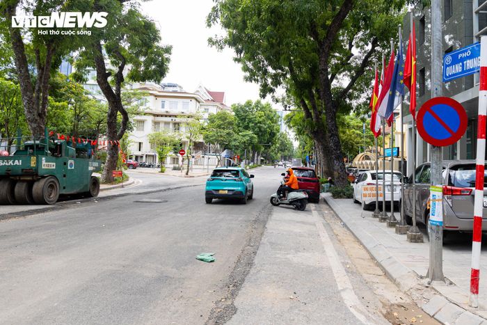 Để đẩy nhanh tiến độ dự án, từ ngày 24/5, Sở Xây dựng Hà Nội điều chỉnh phương án phân luồng giao thông trên phố Quang Trung, cho phép thi công liên tục 24/24h tại 4 khu vực trọng điểm và tạo điều kiện cho phương tiện vận chuyển vật liệu hoạt động cả ban ngày. Từ ngày 25/5, nhà thầu tăng số mũi thi công từ 4 lên 10, triển khai xuyên ngày đêm, đạt sản lượng trung bình khoảng 60m tuyến/ngày.