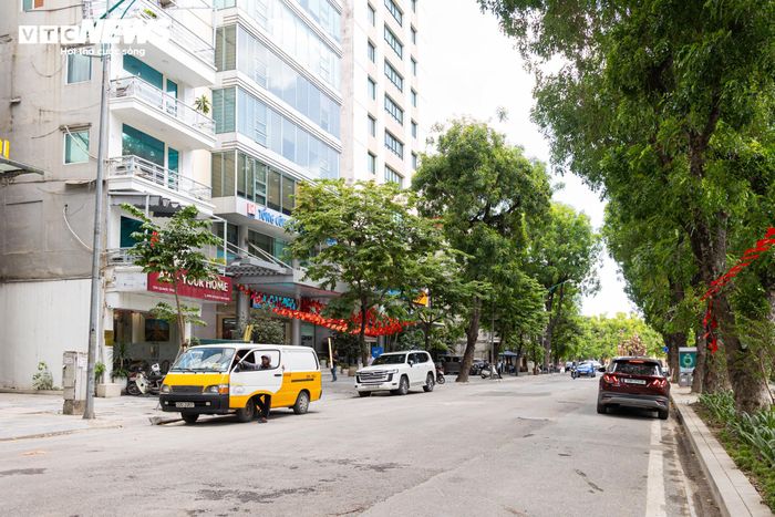 Trung tâm Quản lý hạ tầng kỹ thuật Hà Nội yêu cầu tháo dỡ toàn bộ rào chắn trên phố Quang Trung, chỉ duy trì hai khu vực thi công tại các nút giao Hai Bà Trưng - Quang Trung và Lý Thường Kiệt - Quang Trung. Các vị trí còn lại phải hoàn thành thảm bê tông nhựa, thu dọn vật tư, phế thải và hoàn trả mặt bằng, bảo đảm lưu thông thông suốt trên toàn tuyến trước sáng 8/6. Đối với 6 hố ga đã hoàn thành, đơn vị thi công sẽ lắp tấm thép bảo vệ và rào chắn tạm thời để bảo đảm chất lượng bê tông. Theo kế hoạch, lớp bê tông nhựa hạt mịn trên phố Quang Trung sẽ được hoàn thiện trước ngày 15/6.