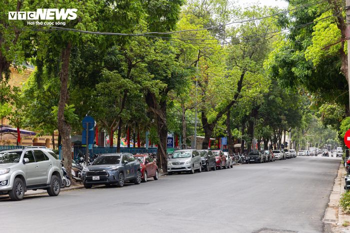 Tương tự, công tác hoàn trả mặt bằng trên tuyến Lê Lai - Lý Thái Tổ cũng đã hoàn thành.