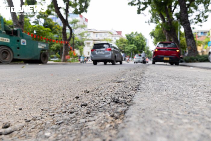 Nhờ tăng tốc thi công, đến ngày 29/5, hai điểm rào chắn đã được tháo dỡ, khoảng 400m mặt đường được hoàn trả lớp bê tông nhựa đầu tiên. Đến đêm 31/5, thêm 150m mặt đường tại các khu vực Trần Nhân Tông, Hai Bà Trưng và Trần Hưng Đạo được hoàn thiện. Tuy nhiên, trận mưa khoảng 40mm vào đêm 4/6 khiến công tác thảm bê tông nhựa bị gián đoạn. Để bù tiến độ, chủ đầu tư và nhà thầu đã tổ chức thi công hoàn trả mặt đường vào ban ngày từ 5/6.