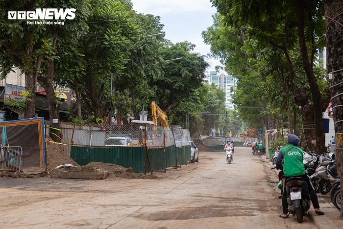 Dự án gồm 22 hạng mục, bao gồm cải tạo hệ thống bơm tại 6 hồ điều hòa gồm Thiền Quang, Bảy Mẫu, Ba Mẫu, Linh Quang, Văn Chương và Trung Tự; đồng thời xây dựng, cải tạo hệ thống thoát nước tại 16 vị trí trên nhiều tuyến phố trung tâm như Lý Thái Tổ, Lê Phụng Hiểu, Phan Chu Trinh, Lý Thường Kiệt, Tràng Tiền, Trần Nhân Tông, Quang Trung, Quán Sứ và Nguyễn Trãi.