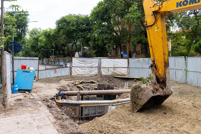 Quá trình triển khai gặp nhiều trở ngại như phải tạm dừng thi công để phục vụ các hoạt động đối ngoại, sự kiện lớn của thành phố và khắc phục ảnh hưởng thời tiết. Cụ thể, công trường gián đoạn 5 ngày để phục vụ các đoàn khách quốc tế từ Slovakia và Nhật Bản thăm Việt Nam; tạm ngừng từ ngày 19 đến 23/5 để bơm hút nước, xử lý thoát nước và hoàn trả mặt bằng sau các đợt mưa lớn tại nội thành. Cuối tháng 5, việc thi công tiếp tục chậm lại để đảm giao thông phục vụ Hội nghị HĐND toàn quốc, Lễ cung rước Xá lợi Phật và kỳ thi tuyển sinh lớp 10 THPT.