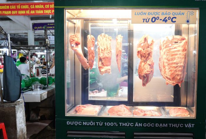 Toàn bộ thịt heo tại điểm bán được cung ứng trực tiếp từ doanh nghiệp, có dấu nhận diện và thông tin truy xuất nguồn gốc rõ ràng.