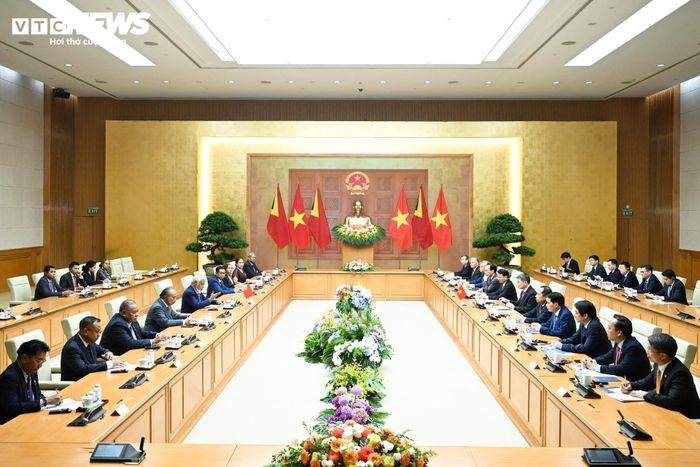 Sau lễ đón, hai Thủ tướng dẫn đầu Đoàn đại biểu cấp cao hai nước hội đàm nhằm đánh giá kết quả hợp tác giữa hai nước thời gian qua và thảo luận các phương hướng hợp tác thời gian tới. 