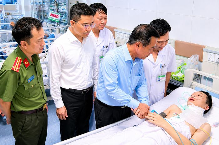 Lãnh đạo Tỉnh ủy Thanh Hóa trực tiếp đến bệnh viện thăm hỏi, động viên Trung tá Phạm Ngọc Khánh. (Ảnh: Công an Thanh Hóa)