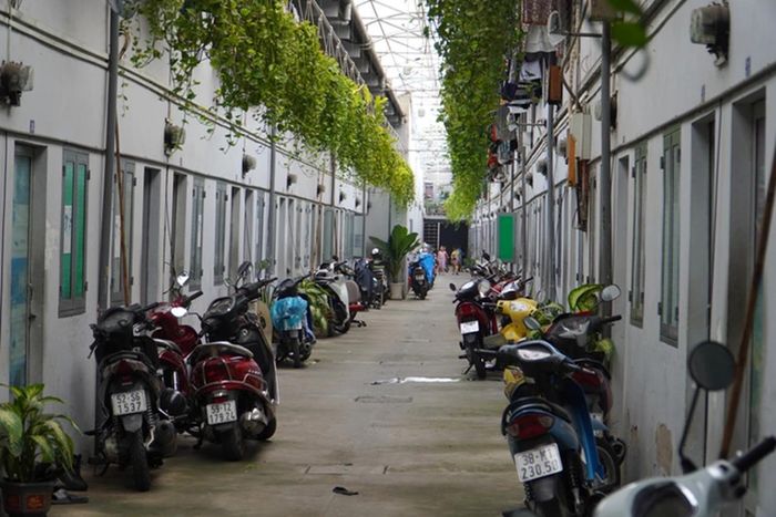 Tại TP.HCM, phần lớn người thu nhập thấp, công nhân lao động chọn thuê nhà ở các trọ do tư nhân đầu tư. (Ảnh TL)