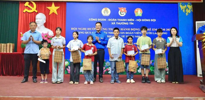 Đoàn Thanh niên xã Thường Tín trao quà cho các em thiếu nhi có hoàn cảnh khó khăn. Ảnh: PV