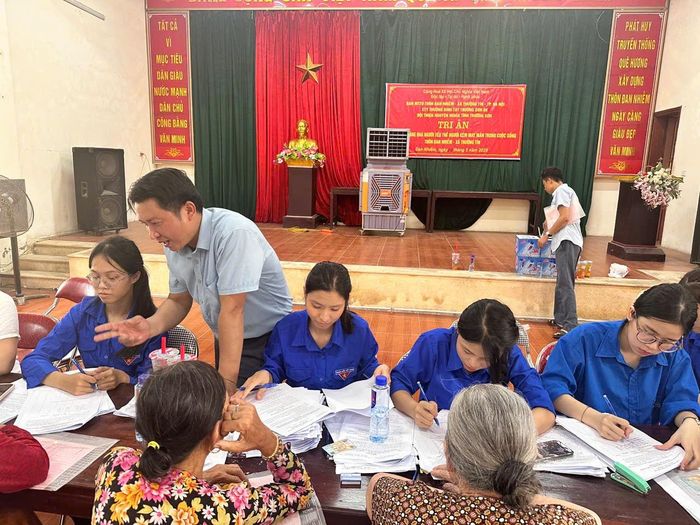 Các đoàn viên, thanh niên xã Thường Tín tham gia cùng tổ công tác của xã triển khai công tác giải phóng mặt bằng dự án trọng điểm trên địa bàn. Ảnh: PV