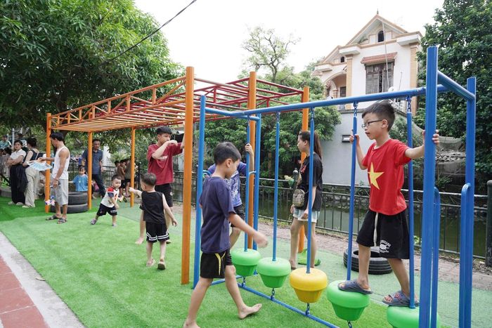 Trẻ em trên địa bàn xã Thường Tín có sân chơi bổ ích từ công sức xã hội hóa của Đoàn xã Thường Tín. Ảnh: PV