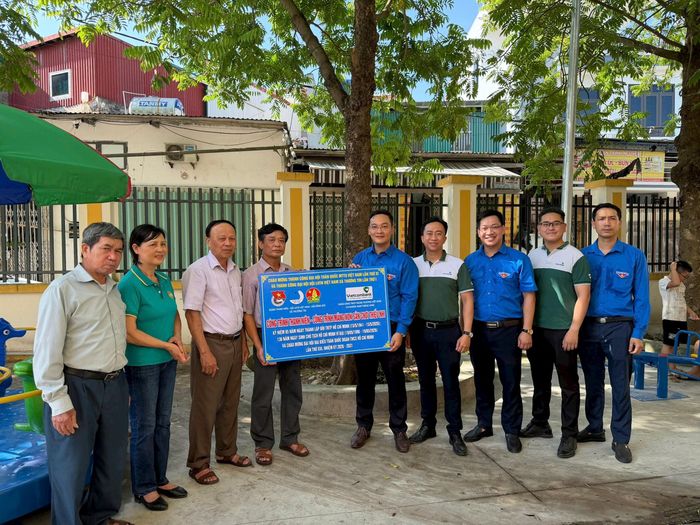 Đoàn Thanh niên xã Thường Tín cùng các đơn vị tham gia các chương trình xã hội hóa lắp đặt dụng cụ luyện tập thể dục, thể thao ngoài trời phục vụ các em nhỏ trên địa bàn. Ảnh: PV