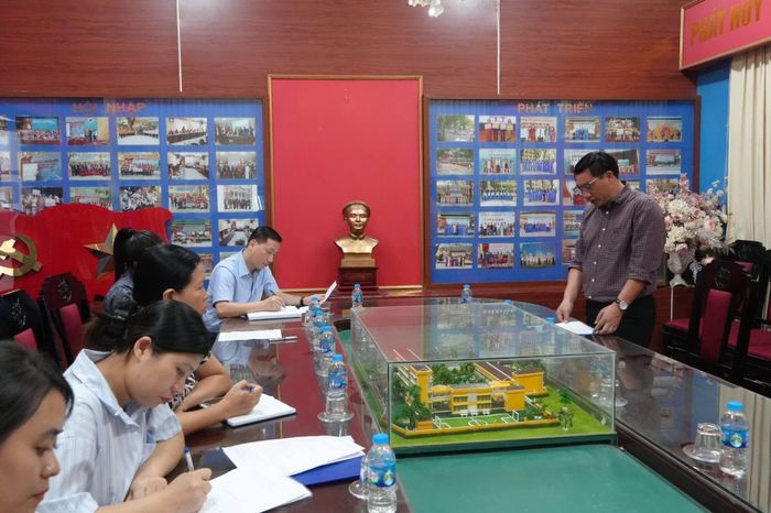 Đoàn kiểm tra công tác chuẩn bị tổ chức kỳ thi tốt nghiệp THPT năm 2026 tại các điểm thi trên địa bàn phường.