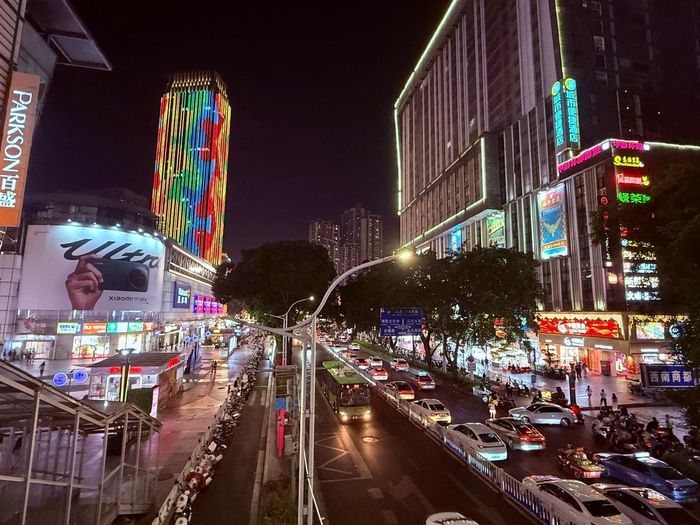 Đêm ở Nam Ninh khá nhộn nhịp với những con phố sầm uất, hoạt động mua bán tấp nập trong các trung tâm thương mại và đường phố. Ảnh: Hoàng Quyên