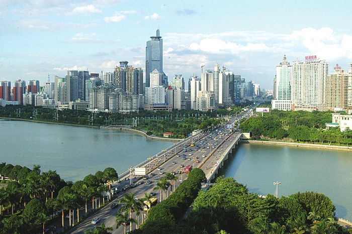 Thành phố Nam Ninh có nhiều cây xanh bao quanh đô thị phát triển. Ảnh: M.H