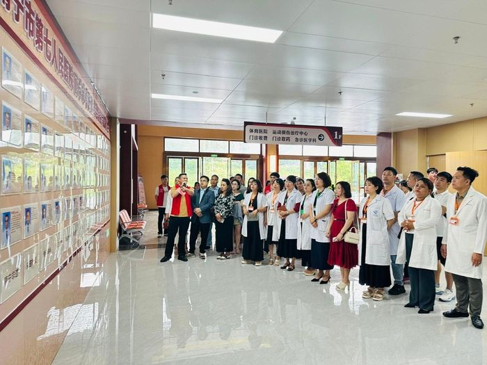 Các bệnh viện của Trung Quốc kết hợp với các đoàn khảo sát du lịch và y tế để phát triển sản phẩm du lịch chăm sóc sức khỏe. Ảnh: Hoàng Quyên