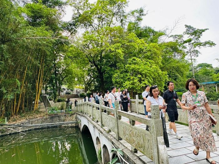 Du khách trải nghiệm Vườn thực vật và dược liệu lớn nhất Quảng Tây. Ảnh: Hoàng Quyên