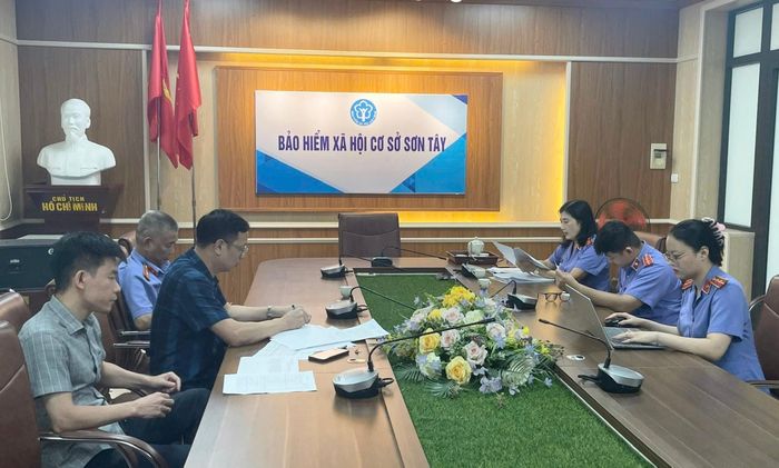 BHXH cơ sở Sơn Tây phối hợp Viện KSND khu vực 9 rà soát các đơn vị chậm đóng BHXH trên địa bàn. Ảnh: PV