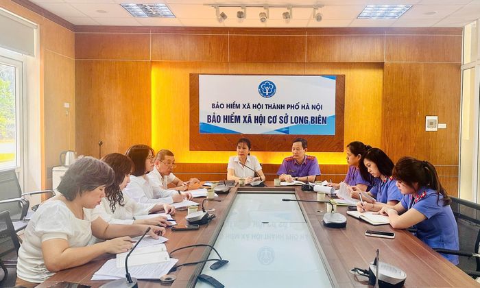 BHXH cơ sở Long Biên làm việc với Viện KSND khu vực 5 về công tác phối hợp đảm bảo quyền lợi người lao động trên địa bàn. Ảnh: PV