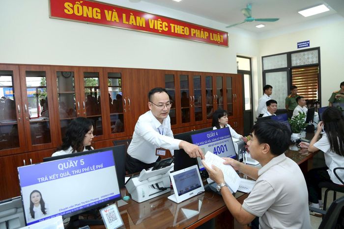 Bộ máy chính quyền địa phương hai cấp trên địa bàn Thủ đô ngày càng phục vụ tốt hơn người dân, doanh nghiệp. Ảnh: Phạm Hùng