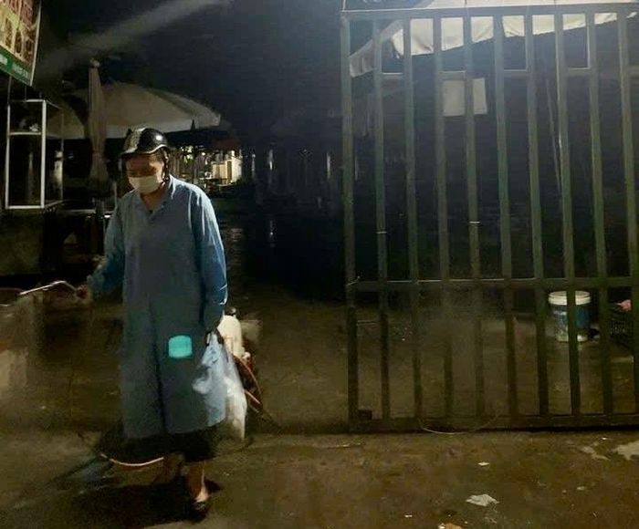 Lực lượng chuyên môn phun thuốc tiêu độc, khử trùng tại các khu vực có nguy cơ phát sinh dịch bệnh. Ảnh: PV