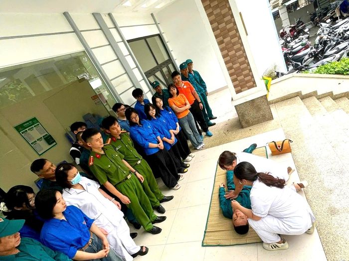 Cán bộ y tế hướng dẫn thực hành sơ cấp cứu trong tình huống giả định. Ảnh: Tùng Lâm