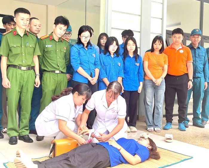 Lực lượng y tế hướng dẫn học viên thực hành kỹ năng sơ cấp cứu ban đầu trong tình huống giả định. Ảnh: Tùng Lâm