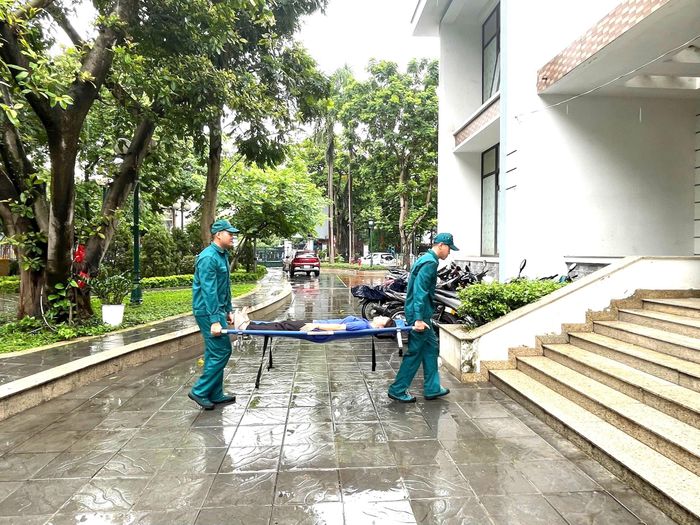 Lực lượng tham gia huấn luyện thực hành vận chuyển người bị nạn. Ảnh: Tùng Lâm