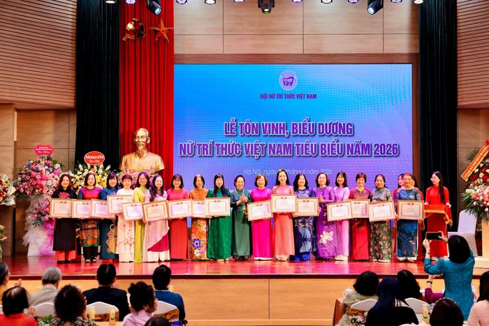 GS.TS. Nguyễn Thị Doan, Chủ tịch Hội Khuyến học Việt Nam và GS.TS. Lê Thị Hợp, Chủ tịch Hội Nữ trí thức Việt Nam trao khen thưởng cho các hội viên tiêu biểu. Ảnh: BTC