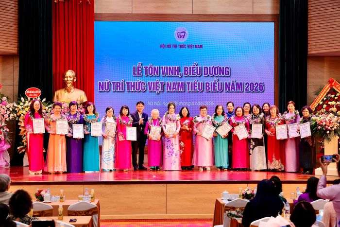 Chủ tịch Ủy ban Trung ương Mặt trận Tổ quốc Việt Nam Bùi Thị Minh Hoài cùng các đồng chí lãnh đạo trao khen thưởng cho các nữ trí thức tiêu biểu. Ảnh: BTC